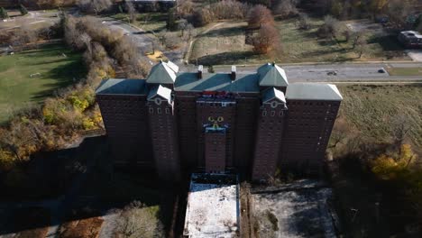 An-aerial-view-of-the-abandoned-Kings-Park-Psychiatric-Center,-Building-93