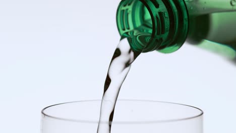 Agua-Que-Vierte-De-Una-Botella-Verde-A-Un-Vaso-Para-Beber