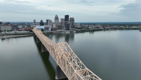 George-Rogers-Clark-Memorial-Bridge-In-Louisville,-Kentucky-über-Den-Ohio-River