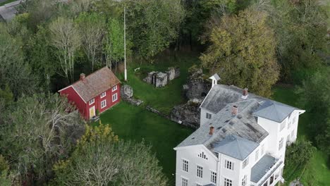Riendas-De-Edificios-Históricos-De-Kloster-En-Rissa,-Noruega---Toma-Aérea-De-Drones