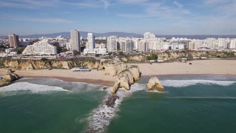 Idyllischer-Strand-Praia-Da-Rocha-In-Portimão,-Algarve---Luftaufnahme