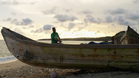Pescador-Negro-En-África-Preparando-Red-En-Barco-De-Madera-Playa-Tropical-Para-Pescar-En-El-Océano-Crisis-Alimentaria-Concepto-De-Pobreza