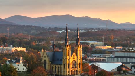 Katholische-Kirche-Im-Goldenen-Stundenlicht-In-Roanoke,-Virginia-Im-Herbst