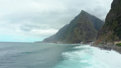 Wunderschöne-Bewölkte-Bergküstenlandschaft-Madeiras-Mit-Wellen-Panorama-Himmelozean,-Strand-Drohnenaufnahme