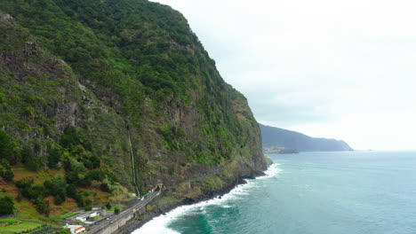 Küste-Mit-Wasserfallwellen-Klippe-Berge-In-Wolken-Panorama-Ozean-Horizont-Panorama-Himmel-Heben-Drohnenaufnahme-Madeira