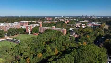 Campus-Der-NC-State-University.-Luftaufnahme-Im-Herbst