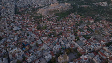 Hohe-Luftaufnahme-über-Der-Altstadt-Von-Athen-Und-Der-Akropolis-Im-Morgengrauen