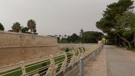 POV-Aufnahme-Beim-Spaziergang-Entlang-Der-Alten-Mittelalterlichen-Straße-In-Der-Stadt-Mdina,-Malta,-An-Einem-Bewölkten-Tag