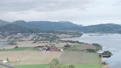 Panoramablick-Auf-Die-Abtei-Rein-Und-Das-Dorf-Rissa-In-Norwegen---Drohnenaufnahme