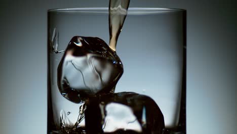 Alkohol-Wird-über-Eis-In-Ein-Elegantes-Cocktailglas-Gegossen