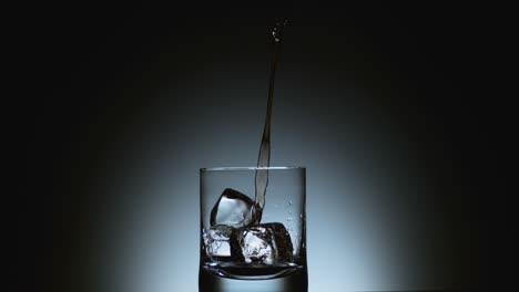 Nahaufnahme-Von-Alkohol,-Der-über-Eiswürfel-Im-Glas-Gegossen-Wird