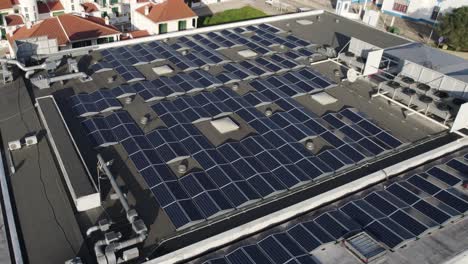 Paneles-Solares-En-Techo-De-Supermercado,-Entorno-Urbano.-Paso-Elevado-Aéreo