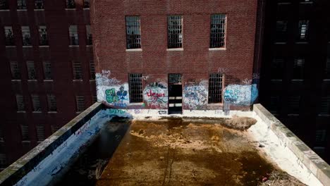An-aerial-view-of-Building-93,-part-of-the-abandoned-Kings-Park-Psychiatric-Center-on-a-sunny-day-on-Long-Island,-NY