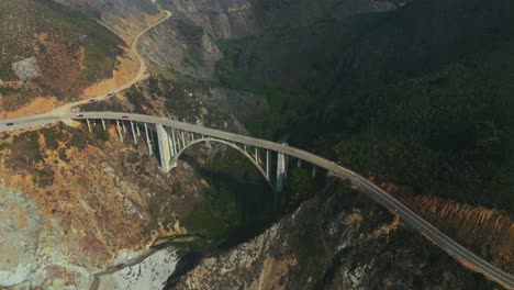 Bixby-Bridge-at-famous-Big-Sur,-Highway-One-in-California-with-fog