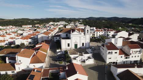 Stadtzentrum-Und-Kirche-Von-Aljezur,-Algarve---Luftpanorama