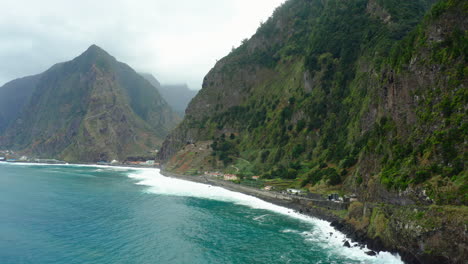 Wunderschöne-Bewölkte-Bergküstenlandschaft-Madeiras-Mit-Wellen-Panorama-Himmelozean,-Strand-Drohnenaufnahme