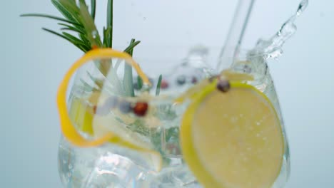 Eiswürfel-Erzeugen-Spritzer-In-Einem-Vollen-Glas-Zitronenwasser