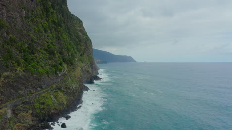 Küste-Mit-Wellen,-Panoramischer-Ozeanhorizont-Mit-Klippen,-Panoramischer-Himmel,-Hebende-Drohnenaufnahme,-Madeira