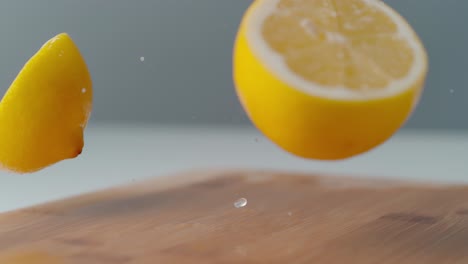 Zitronenhälften-Hüpfen-Auf-Einem-Holzschneidebrett