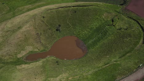Toma-Orbital-Del-Lago-Del-Cráter-La-Olla-En-Un-Valle-Volcánico-En-Costa-Rica