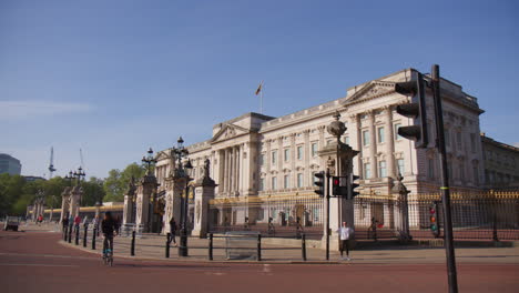 People-Passing-In-Front-Of-Buckingham-Palace-In-London,-England,-United-Kingdom