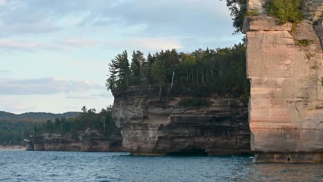 Schlachtschiffreihe-Felsformationen-Am-Abgebildeten-Rocks-National-Lakeshore,-Michigan