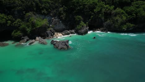 Agua-Turquesa-En-La-Costa-Sur-De-Bali-Con-Acantilados-Y-Rocas-Detrás.