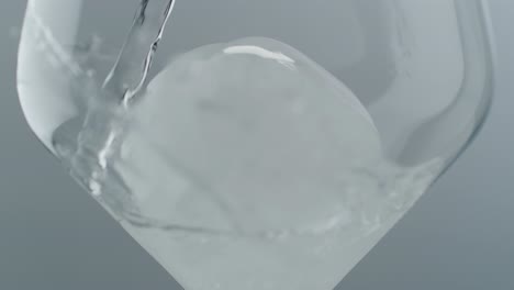 Klares-Wasser,-Das-über-Eis-Im-Glas-Gegossen-Wird