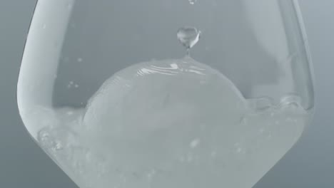 Wasser-Mit-Eiswürfeln-In-Ein-Glas-Gießen