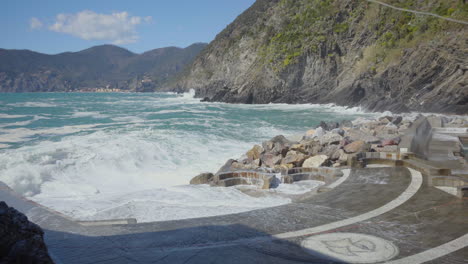 Raue-Wellen-Schlagen-Gegen-Die-Felsen-An-Der-Küste-Italiens-Und-Erzeugen-Einen-Dramatischen-Und-Sprudelnden-Wasserstrahl