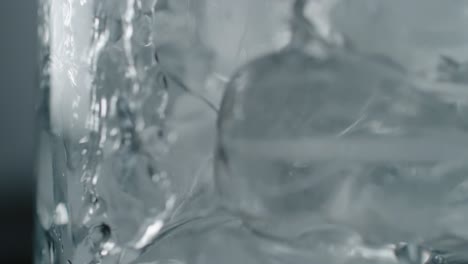 Wasser-In-Ein-Eisgekühltes-Glas-Mit-Eis-Gießen
