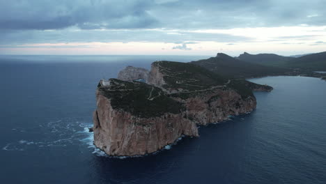 Capo-Caccia,-Sardinien:-Entdecken-Sie-Den-Leuchtturm-Und-Die-Klippen-Der-Insel-Sardinien-Bei-Sonnenuntergang