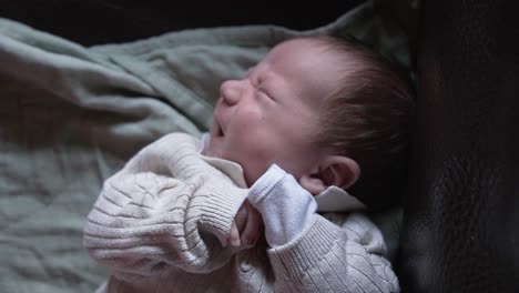 Neugeborenes-Baby-Fängt-An-Zu-Weinen,-Während-Es-Auf-Der-Decke-Liegt
