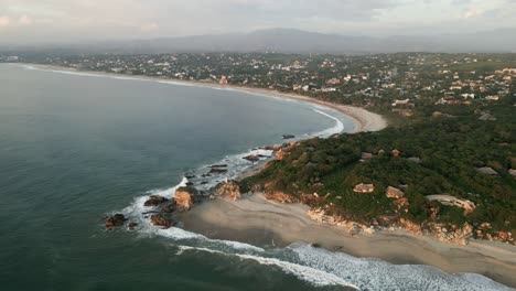 Luftaufnahme-Des-Strandes-La-Punta-Zicatela-Bei-Sonnenuntergang-An-Der-Küste-Von-Puerto-Escondido,-Oaxaca-In-Mexiko