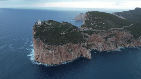 Kap-Caccia,-Sardinien:-Luftaufnahme-Im-Orbit-Der-Klippe-Und-Des-Leuchtturms-Am-Kap-Der-Insel-Und-Bei-Sonnenuntergang