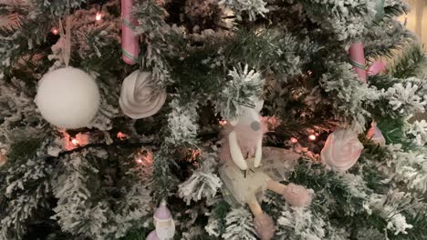 Eine-Nahaufnahme-Eines-Wunderschönen-Weihnachtsbaums,-Geschmückt-Mit-Funkelnden-Lichtern,-Glänzenden-Ornamenten-Und-Buntem-Lametta