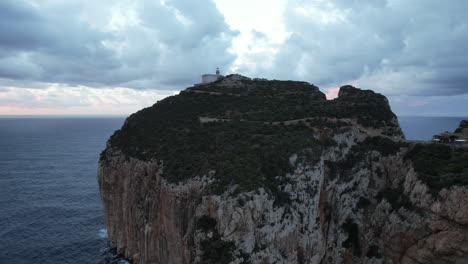 Kap-Caccia,-Sardinien:-Wunderschöne-Kreisförmige-Luftaufnahmen-Des-Leuchtturms-Und-Der-Klippen-Dieses-Berühmten-Kaps-Auf-Der-Insel-Sardinien-Bei-Sonnenuntergang