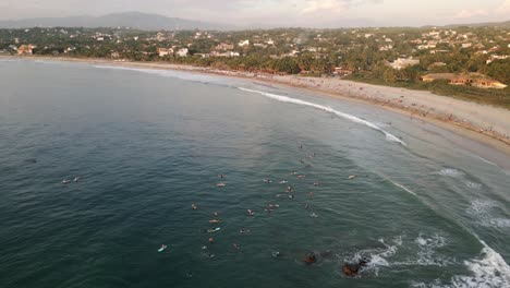 Surfistas-Reuniéndose-Esperando-Olas-En-La-Punta-Zicatela-Puerto-Escondido-Oaxaca-México