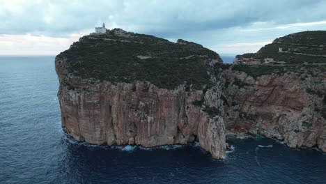 Capo-Caccia,-Sardinien:-Majestätische-Luftbilder-Des-Leuchtturms-Und-Der-Klippe-Des-Berühmten-Kaps-Auf-Der-Insel-Sardinien-Bei-Sonnenuntergang