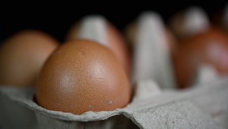 Visto-A-Mano-Colocando-Huevos-En-El-Bolsillo-Desde-La-Izquierda,-El-Centro-Y-Luego-A-La-Derecha,-Huevos-En-Una-Bandeja-De-Papel,-Comida-Y-Cocina