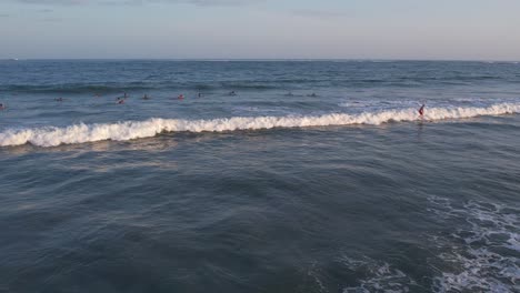 Decenas-De-Personas-Surfeando-En-El-Mar-En-Playa-Samara-Costa-Rica