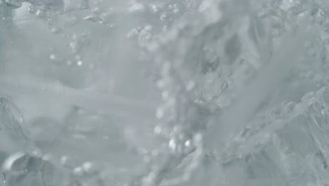 Wasserstrahl-Ergießt-Sich-über-Eiswürfel