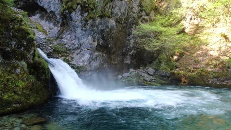 Drohnenansicht-In-Albanien-In-Den-Alpen,-Die-Vor-Einem-Wasserfall-Fliegen,-Umgeben-Von-Den-Felsigen-Und-Grünen-Bergen-In-Theth