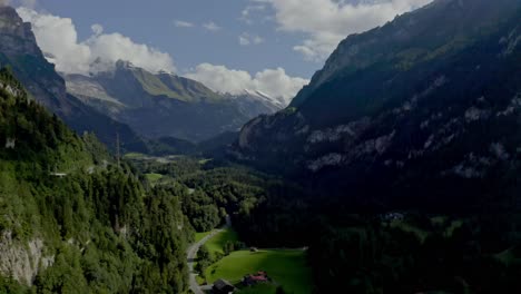 La-Mejor-Vista-Cinematográfica-De-Montaña-En-Suiza.-Hay-Muchos-Tipos-Diferentes-De-árboles-Alrededor.