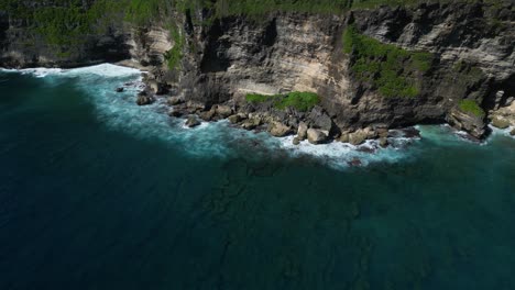 Coastal-cliffs-on-a-sunny-afteroon-in-the-South-of-Bali,-Indonesia
