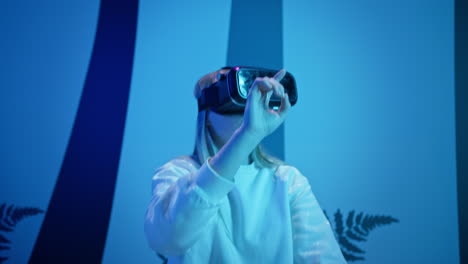 Girl-wearing-VR-glasses,-making-hands-and-finger-moves-in-the-air,-medium-shot