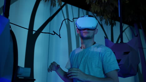 Junger-Mann-Mit-VR-Headset,-Simulation-Eines-Waldaufenthalts,-Aufnahme-Aus-Niedriger-Perspektive