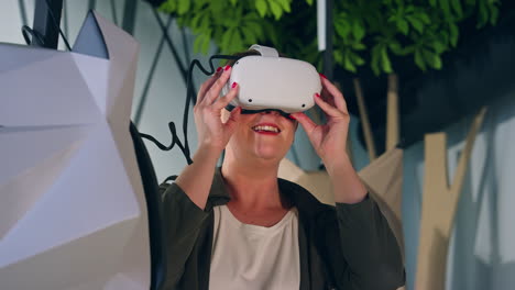 Junge-Frau-Mit-Virtual-Reality-Headset-Genießt-VR-Erlebnis,-Low-Angle-Aufnahme
