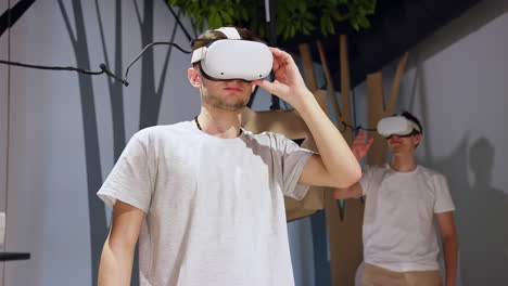 Experiencia-En-Una-Sala-De-Realidad-Virtual,-Dos-Estudiantes-Usando-Gafas-VR,-Plano-Medio.