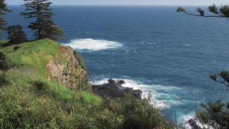 Statische-Aufnahme-Krachender-Meereswellen-Auf-Der-Norfolk-Island-Anson-Bay-Road